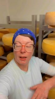 Mich hat’s einfach berührt: Käse war früher keine Lifestyle-Frage, sondern Lebensnotwendigkeit. Aus Milch, Handarbeit und Zeit – entstanden aus dem Wunsch, nichts verkommen zu lassen. #gedankenzummontag #wasistkäse #pflanzlichealternative #käserinofinsta #influencer #wissenwodeinessenherkommt #trigger #lueningsbergerdelikatessenmanufaktur #hofkäserei #rohmilchkäse ##