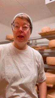 Im Supermarkt kostet die Butter gerade wieder unter 1,40€.
Klingt günstig – bis man weiß, was dahintersteckt.
Für ein Kilo Butter braucht man rund 22–25 Liter Milch.
Und für diese Milch bekommt ein Landwirt oft weniger als 50 Cent pro Liter.
Da bleibt nicht viel übrig – weder für die Tiere noch für die Menschen, die sich jeden Tag kümmern.
Butter ist ein wertvolles Lebensmittel.
Wenn man sie verramscht, verliert sie ihren Wert –
und mit ihr die, die sie mit Herz und Hand herstellen. 💛
#wertdermilch #echteshandwerk #landwirtschaftmitherz #butteristnichtbillig #regionalgenießen #bewusstleben #lueningsbergerdelikatessenmanufaktur #hofkäserei #käserinofinsta #wissenwodeinessenherkommt #rohmilchkäse #jerseykühe