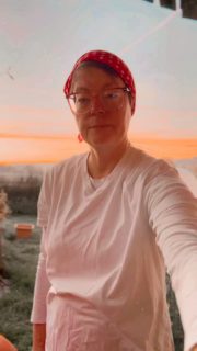 Der Milchpreis wurde wieder gesenkt – um 4 Cent. Nicht viel, denkt man.
Und jetzt soll laut REWE-Sprecher auch Obst, Gemüse und Fleisch günstiger werden, der Weltmarkt gibt’s her.
Aber was bedeutet das für uns hier auf den Höfen?
Für die, die mit ihren Händen arbeiten, um Lebensmittel herzustellen – ehrlich, regional, mit Herz?
Wenn immer mehr aus dem Ausland kommt – wie soll unsere Landwirtschaft da noch mithalten?
Ich will niemandem den Einkauf verderben.
Ich wünsche mir nur, dass wir alle ein bisschen bewusster hinschauen – und spüren, was es heißt, wenn gutes Essen einen fairen Preis hat. ❤️#wissenwodeinessenherkommt #käserinofinsta #butterpreise #weltmarkt #lueningsbergerdelikatessenmanufaktur #weserbergland #rohmilchkäse #niedersachsen