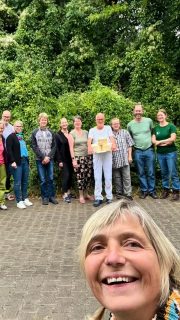 Mein Käse-Event in diesem Jahr war der Cheddarkurs im September.
Super spannend – den richtigen Gerinnungszeitpunkt finden, das Pitching, das Cheddarn und sogar das Mahlen.
Ein richtig toller Kurs mit Jörn vom Schloss Hamborn – hat richtig Spaß gemacht und viel Neues gebracht! 🙌🧀 Vielen Dank auch dem @milchhandwerk für die Organisation der vielen Kurse 🫶🏻 #meinkäseevent #milchhandwerk #schlosshamborn #käserinofinsta #wissenwodeinessenherkommt #lueningsbergerdelikatessenmanufaktur #hofkäserei #käsehandwerk #cheddar #rohmilchkäse #cheddarcheese