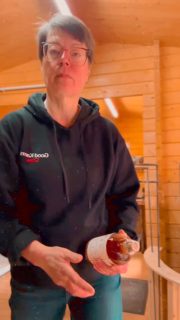 ✨ Winterquitte – eine besondere Komposition aus unserem Weserbergland ✨

Aus den aromatischen Quitten unseres Hofes haben Sandra und Mitja der  @strandwetterdestillerie Lauenförde eine außergewöhnliche Winterquitten-Spezialität geschaffen.
Veredelt mit feinem Weserbergland-Honig und ausgewählten Gewürzen, entsteht ein harmonisch-wärmender Genuss, der die Essenz unserer Region einfängt.

Ob sanft erwärmt, pur genossen oder nach den beigefügten Rezeptideen serviert –
diese Rarität zeigt, wie stilvoll Regionalität schmecken kann.

👉 Ab sofort exklusiv in unserem Hofladen. #winterquitte #regionalergenuss #wissenwodeinessenherkommt #lueningsbergerdelikatessenmanufaktur #weserbergland #hofkäserei #hamelnpyrmont #strandwetterdestillerie #edel #käserinofinsta