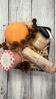 🎄 Unsere weihnachtlichen Geschenkboxen sind wieder da! 🎁
Mit Liebe gepackt und individuell zusammengestellt – mit feinen hofeigenen Spezialitäten und ausgewählten Produkten von befreundeten Manufakturen.

Ob als Geschenk für Genießer, Familie oder Geschäftspartner – jede Box ist ein kleines Stück Regionalität und Handwerk: aromatischer Käse aus unserer Schaukäserei, hausgemachte Nudeln, feine Wurst, cremiger Honig, edler Likör und vieles mehr.

✨ Auf Wunsch stellen wir eure persönliche Box ganz nach Geschmack zusammen – regional, nachhaltig und einfach lecker! Wir freuen uns auf eure Vorbestellung. #lueningsbergerdelikatessenmanufaktur #wissenwodeinessenherkommt #hofkäserei #geschenkideen #weserbergland #käserinofinsta #supportlocal #hamelnpyrmont #regionaleinkaufen