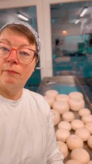 Echtes Handwerk – ganz ohne Industrie-Perfektion.
Mein Kürbiskernkäse ist gerade abgefüllt – und ja: Die Kürbiskerne sind nicht millimetergenau verteilt. Und genau DAS liebe ich daran. 🧀💛

Die Kerne kommen frisch und regional von Till Fischer @kuerbiskerne.weserbergland . Alles in echter Handarbeit, direkt auf unserem Hof verarbeitet. Kein Schnickschnack, keine Maschinenästhetik – nur ehrliches Handwerk und richtig guter Geschmack. 🌾✨#lueningsbergerdelikatessenmanufaktur #käserinofinsta #hofkäserei #käsehandwerk #hamelnpyrmont #rohmilchkäse #weserbergland #milchhandwerk #jerseykühe #milchstraßedeutschland #käsehandwerk