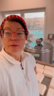 Am Freitag waren zwei Journalismus-Studierende bei uns auf dem Hof. Für sie war unser Weg zurück in die Landwirtschaft etwas Besonderes – für uns ist es einfach unser Alltag.
Und als Jakob mich fragte, was ich mir von der Politik wünsche, war meine Antwort klar:

Keine zusätzlichen Fördergelder.
Keine neuen Subventionen.

Sondern faire Lebensmittelpreise.
Damit wir Landwirte von unserer Arbeit leben können – ohne staatliche Stützräder.
Und Verbraucher wieder den Wert echter Lebensmittel erkennen.
#lueningsbergerdelikatessenmanufaktur #landwirt #wissenwodeinessenherkommt #subventionen #käserinofinsta #journalismusstudieren #hofkäserei #jerseykühe #besuchaufdembauernhof #landleben #gedankenspiel_sonntag