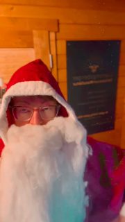 🎅✨ Erster Advent – und sogar der Weihnachtsmann hat bei uns im Hofladen vorbeigeschaut!
Er wollte eine Geschenkidee… na klar: unsere prall gefüllten Geschenkboxen! 🧀🎁

Mit Käse, Wurst, Schafsalami, unsererWinterquitte (die sollte der Weihnachtsmann wirklich mal probieren 😄), Nudeln, Dips, Aufstrichen und ganz viel Liebe vom Hof.
Und was sagt er? „Pack gleich zwei für die Rentiere ein!“ 🦌🦌

Wer also noch was richtig Leckeres zum Verschenken sucht – wir haben alles, was das Herz begehrt. 💛✨#lueningsbergerdelikatessenmanufaktur #geschenkefürdieliebsten #weserbergland #supporthandmade #wissenwodeinessenherkommt #supportsmallbusiness #käserinofinsta #hamelnpyrmont #hofkäserei #supportlocal #freudeschenken #niedersachsen