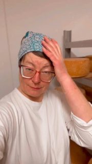 Heute Morgen blättere ich durch die @dewezet …und wen sehe ich da auf den Käsespätzle vom Weihnachtsmarkt in Bad Pyrmont?

Unseren Bergkäse! 😍🧀

Steht zwar nicht im Artikel, aber die Spätzle-Macher @foxeventshameln.de beziehen den Käse tatsächlich von uns – und ich freu mich gerade wie Bolle darüber.

Wenn ihr auf dem Weihnachtsmarkt seid: Probiert die Spätzle unbedingt mal. Das ist echtes Weserbergland auf dem Teller! #bergkäse #weihnachtsmarktbadpyrmont #hofkäserei #weihnachtsmarkthameln #heimataufdemteller #käserinofinsta #lueningsbergerdelikatessenmanufaktur #wissenwodeinessenherkommt #rohmilchkäse #jerseykühe #weserbergland