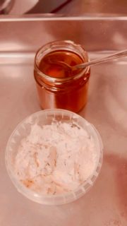 So lecker, Thymianfrischkäse mit Honig ( der Honig kommt aus Multhöpen) und ein  cremiger Weichkäse mit einer feinen Trüffelnote. Für euch morgen auf dem @wochenmarkthameln , ideal zum Adventsfrühstück. #wochenmarkthameln #wissenwodeinessenherkommt #käserinofinsta #lueningsbergerdelikatessenmanufaktur #hofkäserei #weserbergland #hamelnpyrmont #jerseykühe