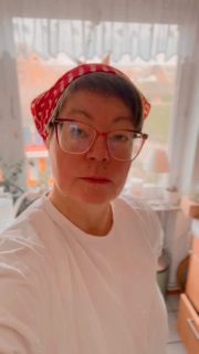 Spaghetti aus dem Ofen –
veredelt mit unserem mediterranen Käse und den letzten Tomaten der Ernte 2025.
Einfach rein in den Ofen und raus kommt pure Hofliebe! #einfachleckerkochen #hofleben #käserinofinsta #lueningsbergerdelikatessenmanufaktur #rohmilchkäse #wissenwodeinessenherkommt #hofkäserei #weserbergland #jerseykühe #aerzen #spaghetti #tomatenernte2025