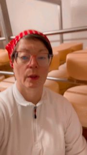 Was wünscht ihr euch für das neue Jahr? Vielleicht Gesünder essen. Regional einkaufen. Bewusster leben. Dabei können wir euch unterstützen. Wir wünschen uns einen neuen Trecker 🫣🤷🏼‍♀️🙃#wünschefürsneuejahr #wissenwodeinessenherkommt #käserinofinsta #neuertrecker #lueningsbergerdelikatessenmanufaktur