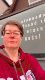 Wir bauen um! 🔧
Unser Verkaufshänger bekommt eine tiefere Theke – damit ihr auf dem Wochenmarkt Hameln noch besser auf Käse & Co. schauen könnt.
Da wir nächste Woche auf der Grünen Woche sind und nicht auf dem Markt stehen, nutzen wir die Zeit jetzt sinnvoll.
👉 Der Hänger wird auch neu lackiert: Was soll außer unserem Logo drauf? Käse, Wurst, Weserbergland?
Schreibt uns eure Ideen in die Kommentare!#lueningsbergerdelikatessenmanufaktur #hofkäserei #wissenwodeinessenherkommt #wochenmarkthameln #grünewocheberlin