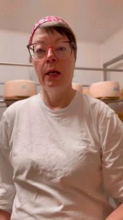 Wir arbeiten täglich mit Tieren.
Nicht theoretisch, sondern praktisch.
Klimaschutz bedeutet für uns: regionale Kreisläufe, Grünland nutzen, Lebensmittel erzeugen – statt pauschal Schuldige zu suchen. #lueningsbergerdelikatessenmanufaktur #klimaschutzfängtaufdemtelleran #regional #landwirtschaftverstehen #käserinofinsta