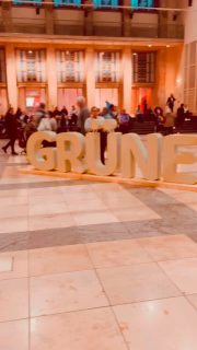 📸 Rückblick Grüne Woche Berlin
Was für intensive, spannende und richtig gute Tage in Berlin!
Vielen Dank an den @landkreis_hameln_pyrmont , dass wir uns als Wirtschaftspartner präsentieren durften. Für uns war es eine großartige Gelegenheit, unseren Käse einem so interessierten Publikum näherzubringen – genau dafür machen wir das. 🧀
Auf der Grünen Woche waren viele bekannte Gesichter präsent, u. a.
Landwirtschaftsminister Alois Rainer,
Landvolkpräsident Holger Hennies
und unsere Bundestagsabgeordnete Mareike Lotte Wulf.
Ein echtes Highlight war der tolle Austausch mit der Region Elbe-Wendland, mit der wir uns den Stand geteilt haben – von der morgendlichen Besprechungsrunde bis zu vielen guten Gesprächen zwischendurch. So macht Zusammenarbeit richtig Spaß! Besonderen Dank an Aaron, Claas und Regina.
Danke auch an Claas für das kurze, spontane Fotoshooting 📷
Unterm Strich: tolle Tage, viel Austausch, gute Gespräche und ganz viel Käseliebe.
Berlin, wir kommen gern wieder! 💚
#lueningsbergerdelikatessenmanufaktur #gruenewoche2026 #käserinofinsta #landkreishamelpyrmont #niedersachsen