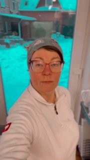 🧀 Das ist für mich das Schönste an unserer Arbeit:
Ihr sagt uns, was ihr euch wünscht – und wir setzen es um.
Zum Jahresende kam ein Wunsch: Harzer Käse.
Also habe ich mich rangewagt, ausprobiert, gelernt – und genau das seht ihr im Video 🤍
🚚 Parallel dazu: Unser Verkaufshänger umgebaut und im neuen, frischen Grün.
Noch ohne Aufdruck, aber mit ganz viel Inhalt:
Käse & Wurst direkt von unserem Hof.
📍 Morgen sind wir wieder auf dem Wochenmarkt in Hameln
Kommt vorbei, probiert unseren Harzer Käse und sagt uns ehrlich, wie er euch schmeckt.
Denn genau so entsteht bei uns Qualität: im Austausch mit euch. 💚#HarzerKäse #DirektVomHof #WochenmarktHameln #Hofkäserei #Käseliebe HandwerkStattIndustrie RegionalGenießen NeuesVomHof