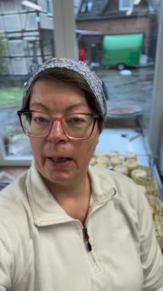 Frühling aus der Hofkäserei 🌿
Unser Mangolassi wird aus der Milch unserer eigenen Tiere in unserer Hofkäserei hergestellt –
und hat bei der Milch- & Käseprüfung die volle Punktzahl bei der Fachjury geholt.
Dazu: cremiger Bärlauch-Weichkäse – natürlich ebenfalls aus eigener Milch.
Mehr Handwerk. Mehr Heimat. Mehr Frühling geht kaum.
📍 Wochenmarkt Hameln
🕖 7–13 Uhr
Heiko bringt euch Sonne ins Glas. #lueningsbergerdelikatessenmanufaktur #hofkäserei #frühling #käsehandwerk #wissenwodeinessenherkommt