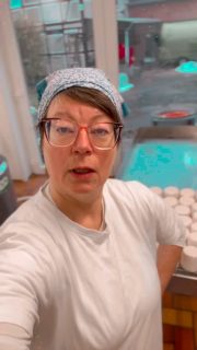 Heiko, wann gibt’s wieder Ziegen-Camembert?“
Gefühlt jede Woche auf dem Markt 😉

Ziegen  werden nicht ganzjährig gemolken. Sie bekommen im Frühjahr ihre Lämmer – dann beginnt auch unsere Ziegenkäse-Saison. Nun sind die ersten Lämmer bei @milchziegenunterderschaumburg da und es gibt wieder leckere Ziegenmilch.
Nun hat das Warten ein Ende. Am Samstag bringt Heiko den ersten Ziegenfrischkäse zum @wochenmarkthameln mit.#lueningsbergerdelikatessenmanufaktur #käserinofinsta #hofkäserei #wissenwodeinessenherkommt #ziegenkäseliebe