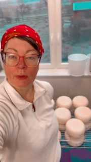 Die Faustzahl beim Käsen lautet oft 1:10.
Ein Kilo Käse aus zehn Litern Milch.
Wenn man darunter bleibt, weiß man:
Die Milchqualität stimmt – und das Handwerk auch.
Trotzdem bleibt der Unterschied:
Ziegenmilch ist feiner aufgebaut und verhält sich beim Käsen anders als die gehaltvolle Milch unserer Jerseykühe.
Genau das macht Käse so spannend.
#Direktvermarktung #Jerseymilch #Ziegenkäse #käserinofinsta #lueningsbergerdelikatessenmanufaktur