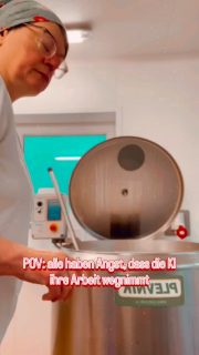 Alle haben Angst, dass die KI ihre Arbeit wegnimmt.

Währenddessen stehe ich hier.
Schneide den Käsebruch von Hand.
Fühle die richtige Festigkeit.
Rieche, wie sich die Milch verändert.
Spüre, wann der Moment stimmt.

Kein Algorithmus kann Milch fühlen.
Keine Software kann Reife riechen.
Kein Prompt ersetzt Erfahrung, Geduld und Fingerspitzengefühl.

Käse ist kein Datensatz.
Käse ist Handwerk.
Zeit.
Verantwortung für Tier und Produkt.

Und genau das macht ihn einzigartig.

KI kann unterstützen, inspirieren, Ideen liefern –
aber sie steht nicht morgens im Stall,
sie schmiert keine Laibe,
sie entscheidet nicht nach Gefühl.

Solange Menschen mit Herz und Hand arbeiten,
müssen wir keine Angst haben.

Handwerk bleibt. 🧀✨

#Käsehandwerk #TraditionUndZukunft #Hofkäserei #EchteLebensmittel #MitHerzGemacht