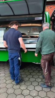 Heute war ein richtig guter Tag für unsere Käserei 🧀✨
Die zweite Kühltheke ist endlich angekommen – und wurde direkt eingebaut.
Den kompletten Umbau hat unser Sohn Jobst für uns gestemmt. Als Fahrzeug- und Karosseriebaumeister bringt er nicht nur handwerkliche Präzision mit, sondern auch den Blick fürs Detail – und das sieht man.
Saubere Linien, perfekte Passform, durchdachte Umsetzung.
Kurz gesagt: richtig starke Arbeit.
Wir sind dankbar und auch ein bisschen stolz.
Danke, Jobst – für deinen Einsatz, deine Zeit und dein Können. 🙏
Jetzt ist wieder ein Stück Zukunft für unsere Käsespezialitäten gebaut. 🧀💛 Kommt morgen auf den @wochenmarkthameln vorbei und schaut euch das Ergebnis an 🙋🏼#lueningsbergerdelikatessenmanufaktur #hofkäserei #wochenmarkt #wissenwodeinessenherkommt #rohmilchkäse