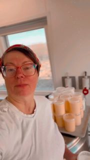 So schmeckt Frische vom Hof! 🥭🥛
Mangolassi, frische Buttermilch und cremiger Vollmilchjoghurt auf Frucht – alles in unserer Hofkäserei aus eigener Milch gemacht.

Morgen auf dem Wochenmarkt in Hameln – kommt vorbei und genießt ein Stück echten Geschmack vom Land.
Wir freuen uns auf euch!

#lueningsbergerdelikatessenmanufaktur #wochenmarkthameln #käsehandwerk #wissenwodeinessenherkommt #käserinofinsta