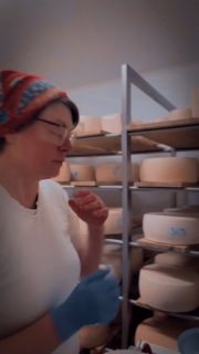 „‚Warum machst du kein Krafttraining?‘
Ganz einfach:
Mein Gym ist der Reiferaum. 💪
Käse drehen, pflegen, heben – echte Handarbeit.
Jeden. Einzelnen. Tag. 🧀🔥“#käserinofinsta #lueningsbergerdelikatessenmanufaktur #käsehandwerk #krafttraining💪 #hofkäserei