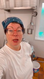 Neues aus der Käserei 🔥🧀

Ich habe mich an eine neue Art von Grillkäse gewagt – inspiriert von einer richtig guten Rezeptur von Stefan  @hofgemeinschaftheggelbach Und was soll ich sagen: deutlich unkomplizierter in der Herstellung… und auf dem Teller einfach ein Volltreffer! 😍

Außen schön goldbraun, innen herrlich weich – genau so, wie ein perfekter Grillkäse sein soll. Und das Beste: Er hat den Geschmackstest schon bestanden 😉

👉 Ab sofort bei uns im Hofladen
👉 Perfekt für Grill, Pfanne oder einfach pur genießen

Wer probiert als Erstes? 😋 #hofkäserei #grillkäse #käsehandwerk #lueningsbergerdelikatessenmanufaktur #wissenwodeinessenherkommt