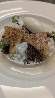 Käse im Dessert? 😳
Ja. Und wie!

Zusammen mit der Schlossküche vom @schlosshotelmuenchhausen  haben wir meinen Blue Royal mal ganz anders gedacht.

Und genau darum geht’s:
Käse kann mehr als nur aufs Brot. 🧀

Feine Küche echter Käse.

Würdet ihr das probieren? 👇#lueningsbergerdelikatessenmanufaktur #blueroyal #feinekuecheechterkaese #hofkäse #gourmet