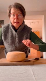 🐣✨ Neu zu Ostern: Unser Ostergold ✨🐣

Jetzt wird’s spannend… der erste Anschnitt! 🧀Schön geschmeidig, herrlich cremig – und mit einer fein-würzigen Note, die richtig Lust auf mehr macht.

Das Besondere?🥕 Verfeinert mit Möhrensaft🌼 Extra als Schnittkäse für Ostern gemacht💛 Nur in kleiner Menge verfügbar

Wer ihn probiert, versteht sofort, warum wir ihn Ostergold nennen.

👉 Also schnell sein – bevor er wieder weg ist!

#Ostern #Handwerkskäse #RegionalGenießen #Ostergold #Käseliebe