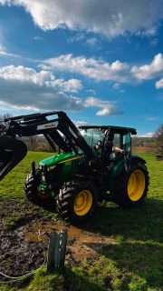 Neuer Trecker, neues Glück 🚜✨
Nachdem der alte uns wirklich auf Trab gehalten hat (und leider eher im negativen Sinne), ist jetzt Verstärkung eingezogen: unser neuer John Deere 5090 💚
Und der durfte direkt zeigen, was er kann – beim Misten gestern hat er seine Bewährungsprobe mit Bravour bestanden 💪
So ein Trecker ist bei uns kein „schickes Spielzeug“, sondern ein echtes Arbeitstier. Er hilft uns, die tägliche körperliche Arbeit überhaupt stemmen zu können – zuverlässig, kraftvoll und genau dann da, wenn man ihn braucht.
Wir sind auf jeden Fall ziemlich froh über diese Unterstützung 🙌#lueningsbergerdelikatessenmanufaktur #landwirt #johndeerepower #jerseykühe #hofkäserei
Auf viele gute, unfallfreie Stunden! 🍀