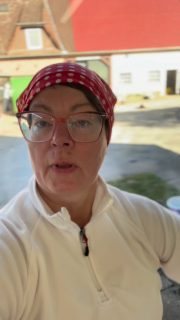 Ja… Hofleben ist nicht geschniegelt und geschniegelt 😄
Während wir hier gerade ein neues Dach machen,
stehen hier natürlich auch mal Dachplatten rum
und oben am Schuppen wartet noch einiges darauf, wegzukommen.
Und Otto & Hexe?
Die sehen das ganz entspannt –
die legen sich auch einfach mal mitten in den Weg 🐶
Wir sind ein kleiner Familienbetrieb
und machen alles Schritt für Schritt selbst.
Nicht perfekt geschniegelt –
aber ehrlich, echt und mit Herz.
Und wer mag:
Man muss übrigens nicht unbedingt über den ganzen Hof fahren –
oben am Waldrand kann man auch ganz bequem wenden 😉
Wir freuen uns auf euch! #lueningsbergerdelikatessenmanufaktur #hofleben #kleinelandwirtschaftunterstützen #käserinofinsta #hofkäserei