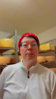 Gestern im NDR gesehen… dort wurden Bio-Produkte getestet.
Erdbeeren von überall her – und trotzdem Rückstände gefunden.
Bei der Tierhaltung ist die Haltung besser, aber der Weg zum Schlachter meist lang.
Da hab ich mich gefragt:
👉 Reicht ein Siegel wirklich aus?
Ich will Bio gar nicht schlecht reden – aber für mich zählt:
Zu wissen, wo es herkommt.
Unsere Tiere haben Platz.
Und fahren 5 Minuten zum Schlachter.
Das steht auf keinem Etikett.
👉 Was ist euch wichtiger – Bio-Siegel oder wissen wo es wirklich herkommt? #wissenwodeinessenherkommt #gedanken #regionaleprodukte #landwirtschaftistleidenschaft🌾 #lueningsbergerdelikatessenmanufaktur