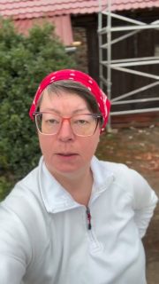 Eigentlich „stört“ sowas ja im Bild…
die Tauben, die hier ständig rein- und rausfliegen.
Aber genau das lassen wir stehen.
Die alte Birke mit Efeu, das wilde Stück hinterm Schuppen –
kein Hochglanz, sondern Lebensraum.
Für uns gehört das dazu:
Raum für Tiere. Platz für Natur.
Und während hier oben das Dach Stück für Stück entsteht – in Handarbeit –
lebt es rundherum einfach weiter.
Echt statt geschniegelt. #hofleben #fürmehrrealitataufinstagram #lueningsbergerdelikatessenmanufaktur #hofkäserei #landwirtschaftmitdirektvermarktung