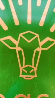 Das hier ist unser Versprechen:
Echte Lebensmittel, direkt vom Hof, mit Verantwortung gemacht.
👉 Heute auf dem Wochenmarkt @wochenmarkthameln – komm vorbei, lern uns kennen und nimm dir Qualität mit nach Hause. #wissenwodeinessenherkommt #hofkäserei #lueningsbergerdelikatessenmanufaktur #rohmilchkäse #hamelnpyrmont