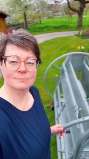 An was muss ein Landwirt eigentlich alles denken?

Am Donnerstag:Klauen schneiden bei den Schafen. 
Keine schöne Arbeit – aber eine wichtige.

Denn zu lange Klauen bedeuten Schmerzen, Fehlstellungen und Krankheiten.

Landwirtschaft ist nicht nur das, was man auf den ersten Blick sieht.
Sie besteht aus vielen kleinen Handgriffen,
die am Ende eines bedeuten:
Verantwortung für unsere Tiere. #schafhaltung #landwirt #hamelnpyrmont #blickhinterdiekulisse #lueningsbergerdelikatessenmanufaktur