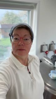 Goldgelb aufgerahmt – so sieht Milch aus, wenn Kühe das fressen, was sie wirklich sollen: frisches Gras von der Weide. 🌱🐄

Für uns ist das nichts Besonderes, sondern selbstverständlich. Unsere Tiere sind draußen, bewegen sich, fressen natürlich – und genau das schmeckt man. Die Milch verändert sich, wird aromatischer, lebendiger, ehrlicher.

Wir greifen so wenig wie möglich ein: naturbelassen, schonend verarbeitet, ohne unnötige Behandlung. Weil wir überzeugt sind, dass gute Milch nichts braucht außer Zeit, Sorgfalt und gesunde Tiere.

Der Unterschied ist sichtbar. Und vor allem: schmeckbar.

#Weidemilch #EchteLebensmittel #DirektvomHof #HandwerkMitHaltung #käserinofinsta