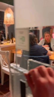 Man kommt rein – und sofort ist da dieses Gefühl: Ruhe, Lachen, ein Glas Wein in der Hand, ein Stück Käse im Mund, Pinselstriche auf Keramik und Musik, die alles verbindet. ✨

Gestern Abend bei Rebecca im Keramikstudio war genau so ein Moment. Käse, Wein, kreative Hände und dazu Felix mit seiner Musik – eine Atmosphäre, die man nicht planen kann, sondern einfach erlebt.

Zeit, die sich leicht anfühlt. Gespräche, die bleiben. Und dieses leise Glück, einfach im Moment zu sein.#keramikmalstudio #käserinofinsta #lueningsbergerdelikatessenmanufaktur #käseundweinliebe #tollerabendmittollenmenschen❤️