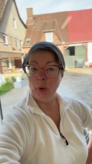 Der Hof sieht gerade nicht „schön“ aus.
Stroh, Wolle, Dreck – überall.

Genau das, was viele nicht sehen wollen.

Während wir uns über perfekte Bilder freuen,
holen sich die Vögel hier ihr Nistmaterial.
Mitten aus diesem „Chaos“. 🐦

Vielleicht ist nicht der Hof das Problem.
Sondern unsere Vorstellung davon, wie Natur auszusehen hat.

Alles soll sauber, ordentlich, kontrolliert sein –
aber bitte gleichzeitig „natürlich“.

Passt halt nicht zusammen, oder? 🌾#hofleben #weserbergland #naturliebe #landwirtschaftdientallen🌾🐮🚜 #lueningsbergerdelikatessenmanufaktur