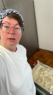 Gold. Nicht gefärbt.
Nicht gemacht.
Einfach passiert.

Frische Weidemilch, Zeit und Handarbeit – mehr steckt da nicht drin.
Und genau das sieht man.

Diese Farbe bekommst du nicht aus dem Supermarkt.
Diese Butter erzählt, wo sie herkommt, nämlich aus dem Bruch 😉

Wer sie einmal probiert hat, weiß warum. 🧈✨#lueningsbergerdelikatessenmanufaktur #hofkäserei #jerseykühe #weidemilchbutter #weserbergland