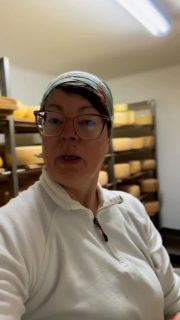 Heute ist Tag der Pflege 🧀
Und auch guter Käse braucht davon jede Menge:
drehen, bürsten, schmieren, kontrollieren — jeden einzelnen Tag.
Denn echte Reife entsteht nicht von allein. #tagderpflege #käserinofinsta #hofkäserei #käsehandwerk #rohmilchkäse