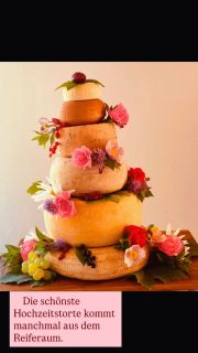 Immer mehr Brautpaare wünschen sich etwas Persönliches statt Standard.
Unsere Käse-Hochzeitstorten werden individuell aus unseren handgemachten Hofkäsen zusammengestellt — rustikal, festlich und garantiert ein Gesprächsthema auf jeder Feier. 🧀💍
Von klein und schlicht bis groß und opulent — fast alles ist möglich. Frühzeitig anfragen lohnt sich. #hofkäserei #hochzeit2026❤️ #hochzeitstorte #hochzeitsideen #niedersachen