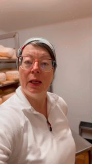 Keine Lust auf 08/15-Buffet?
Dann wird eure Feier vielleicht mit einer Käsetorte zum echten Hingucker. 🧀✨
Ob kleine Feier oder große Hochzeit – unsere Käsetorten stellen wir ganz individuell zusammen.
Mit verschiedenen Käsesorten, liebevoll dekoriert und passend zu eurem Anlass.
Nicht nur für Hochzeiten 💍
Auch perfekt für:
• runde Geburtstage
• Firmenjubiläen
• Familienfeiern
• besondere Events
Von rustikal bis elegant – fast alles ist möglich.
Für alle, die ihren Gästen etwas Besonderes bieten möchten.
Schreibt uns gerne eure Wünsche – wir planen eure Käsetorte ganz persönlich. 🤍
#käsetorte #hochzeitstorte #käseliebe #hofkäserei #individuellfeiern hochzeitsinspiration buffetalternative genussmomente regionalergenuss käseplatte firmenfeier geburtstagsfeier delikatessen handgemacht besondersstatt0815
