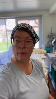 Die einen machen Käse.
Wir machen Experimente. 😄

Nach dem Kaffee-Käse kommt jetzt der nächste Kandidat in den Reiferaum:
Lakritz-Käse!

Auf Kundenwunsch, mit Lakritzpulver von @lasselakritsoriginal und aus unserer cremigen Jersey-Kuhmilch. 

Ob das funktioniert?
In vier Wochen wissen wir mehr.

Bis dahin dürft ihr miträtseln:

Geniale Idee oder völlig verrückt? 🤔👇

Ich freue mich auf eure Antworten! #käserinofinsta #käseexperiment #rohmilchkäse #lueningsbergerdelikatessenmanufaktur #jerseykühe