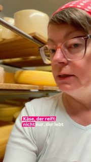 Bei diesen Temperaturen hat jeder seinen Lieblingsplatz. ☀️

Meiner ist heute eindeutig der Reiferaum. 😉🧀

Hier herrschen genau die Bedingungen, die unsere Käse für ihre Reifung brauchen. Während draußen die Hitze flimmert, reift hier ganz entspannt der Geschmack.#hofkäserei #lueningsbergerdelikatessenmanufaktur #wissenwodeinessenherkommt #käserinofinsta #sommerhitzeentfliehen