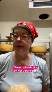 Heute feiern wir den Europäischen Tag der Hofkäsereien. 🧀 @face_network @milchhandwerk 
Guter Käse entsteht bei uns nicht in der Fabrik, sondern auf der Weide – mit unseren eigenen Jerseykühen, viel Handarbeit und echter Leidenschaft.
Danke an alle, die kleine Hofkäsereien unterstützen und echtes Käsehandwerk schätzen. ❤️ #facenetwork #milchhandwerk #hofkäserei #käserinofinsta #käsehandwerk