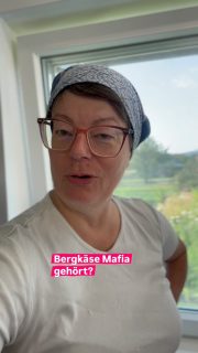 Bergkäse-Mafia” … schon mal gehört? 😉
Gestern Abend hatten wir für einen kurzen Moment das Gefühl, wir wären ihr begegnet. 😅
Erst keine erkennbare Herkunft, dann ein Preis, bei dem wir zweimal hingeschaut haben. Da fragt man sich schon: Wofür zahlt man eigentlich?
Genau deshalb ist uns Transparenz so wichtig. Bei uns könnt ihr sehen, wo die Milch herkommt, wie der Käse entsteht und wer dahintersteht. Denn guter Käse darf seinen Preis haben – aber Herkunft und Handwerk sollten niemals ein Geheimnis sein.
Wie seht ihr das? Schaut ihr beim Käsekauf auf die Herkunft oder entscheidet am Ende nur der Geschmack? 🧀#käsehandwerk #bergkäse #käserinofinsta #hofkäserei #hamelnpyrmont