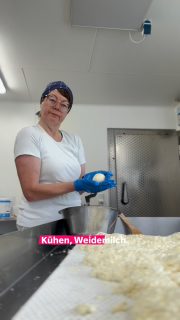 Manchmal ist das Besondere ganz einfach: Zeit, Handarbeit und gute Milch. 💛

Jeder Mozzarella wird bei uns noch von Hand gezogen und geformt – Stück für Stück. Keine Massenproduktion, keine Abkürzungen. Nur echtes Käsehandwerk.

Dafür verwenden wir die gehaltvolle Weidemilch unserer Jersey-Kühe. Sie schenkt unserem Mozzarella seinen unverwechselbar cremigen Geschmack und macht jedes Stück zu etwas Besonderem.

Genau so stellen wir uns Lebensmittel vor: ehrlich, regional und mit Respekt für das Handwerk.

🧀 Morgen findet ihr unseren frischen Jersey-Mozzarella auf dem @wochenmarkthameln. Wir freuen uns auf euch!#lueningsbergerdelikatessenmanufaktur #wissenwodeinessenherkommt #jerseykühe #hofkäserei #mozzarella