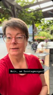 Wir haben gehört, warum manche nicht mehr zu unserem kulinarischen Dorfrundgang kommen konnten…..
Wegen der Fliegen. 🪰
Ja. Die gibt’s bei uns. Wir sind schließlich auf einem Bauernhof. 😉
Und wisst ihr was? Die dürfen hier auch sein.
Denn wir hatten in diesem Jahr fünf Schwalbenpaare bei uns – und die freuen sich über jede Fliege. 🐦
Für mich gehört genau das zu gelebtem Naturschutz: Nicht alles wegmachen, was uns gerade stört, sondern auch Platz lassen für das, was zur Natur dazugehört.
Käse, Antipasti und Wein gab es bei uns trotzdem. ❤️
Und manchmal eben auch eine Fliege dazu. 😉#landlebenistdasschönsteleben #gelebternaturschutz #wissenwodeinessenherkommt #lueningsbergerdelikatessenmanufaktur #kulinarischerrundgang