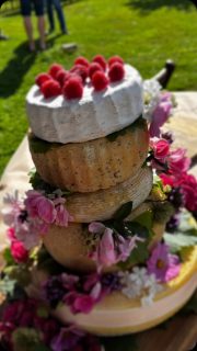 Eine Hochzeitstorte mal anders… 🧀❤️
Für Steffi & Jobst – unsere eigene Käse-Hochzeitstorte.
Mitten im Garten, umgeben von Familie, Natur und unseren Schafen. 🐑🌿
Mit Liebe gemacht und mit ganz viel Liebe gegessen.
Auf euch und euer gemeinsames Glück! ❤️#lueningsbergerdelikatessenmanufaktur #hofkäserei #rohmilchkäse #hochzeitstortemalanders #gartenparty🎉