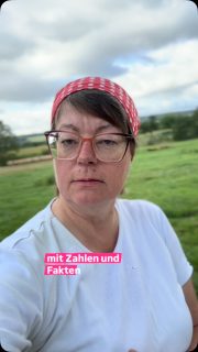 Manchmal muss man einfach genauer hinschauen. 🌱
Gestern habe ich auf meinem privaten Account ein Video über die aktuellen Wetterextreme geteilt – mit Fakten und Zahlen. Darauf gab es tatsächlich Lachsmileys.
Heute Morgen habe ich gesehen, wie sehr die Dürre andere Hofkäsereien trifft: kein ausreichendes Futter, Wintervorräte müssen schon jetzt verfüttert werden, die Herde muss verkleinert werden – und teilweise kann sogar kein Käse mehr produziert werden.
Bei uns ist die Wiese noch grün. Wir müssen inzwischen zwar auch zufüttern, aber wir sind noch lange nicht dort, wo andere Betriebe gerade stehen.
Und genau deshalb möchte ich nicht streiten oder überzeugen.
Ich möchte einfach zum Nachdenken anregen.
Denn hinter Zahlen und Wetterdaten stehen Menschen, Tiere und Betriebe. Und manchmal entscheidet das Wetter darüber, ob am Ende überhaupt noch Milch und Käse entstehen können.
Vielleicht lohnt es sich, einfach mal genauer hinzuschauen. 💚#extremwetter #hofkäserei #wissenwodeinessenherkommt #dürresommer2026 #käserinofinsta