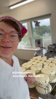 Der Herbst kann kommen! 🍂

Bei uns ist er jedenfalls schon im Käse gelandet. 🎃🧀
Kürbiskerne rein – fertig ist der Herbstgenuss aus der Käserei.

Na, wenn das mal kein Zeichen ist … 😉  Die Kürbiskerne sind übrigens regional von @kuerbiskerne.weserbergland 🎃#lueningsbergerdelikatessenmanufaktur #hofkäserei #wissenwodeinessenherkommt #camembert #käserinofinsta
