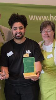 147 Produkte. 5 Tische. Jede Menge Käse – und wir mittendrin! 🧀😍
Was für ein spannender Tag beim Käsemarkt in Nieheim! Als Jury für den Social-Media-Preis zum Deutschen Milch- und Käsepreis 2026 durften wir ganz genau hinschauen.
Die Fachjury hatte 147 Milch- und Käseprodukte anonym bewertet. Von jedem Tisch wurden die Favoriten ausgewählt – und genau diese durften wir anschließend selbst probieren, verkosten, diskutieren und natürlich auch kritisch unter die Lupe nehmen. 😋🧀
Und dann wurde es richtig interessant: Erst nachdem wir die Käse beurteilt hatten, schauten wir uns die Social-Media-Auftritte der dahinterstehenden Käsereien an. Wer zeigt nicht nur guten Käse, sondern auch die Menschen, das Handwerk und die Geschichte dahinter?
Gar nicht so einfach – aber genau das macht so eine Juryarbeit spannend!
Noch schöner war allerdings, die anderen Jurymitglieder kennenzulernen. Wir haben diskutiert, gelacht, probiert, uns erstaunlich oft einig gewesen und natürlich gemeinsam den Käsemarkt unsicher gemacht. 😉
Die Stunden vergingen wie im Flug.
Ein Tag voller Genuss, spannender Einblicke und toller Menschen – und definitiv einer, den ich so schnell nicht vergessen werde. ❤️🧀#deutschermilchundkäsepreis #käserinofinsta #milchhandwerk #socialmediapreis #käsehandwerk